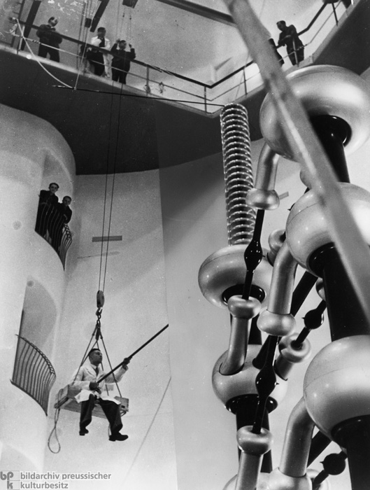 Versuch in der Atomzertrümmeranlage im Kaiser-Wilhelm-Institut für Physik in Berlin (1939)